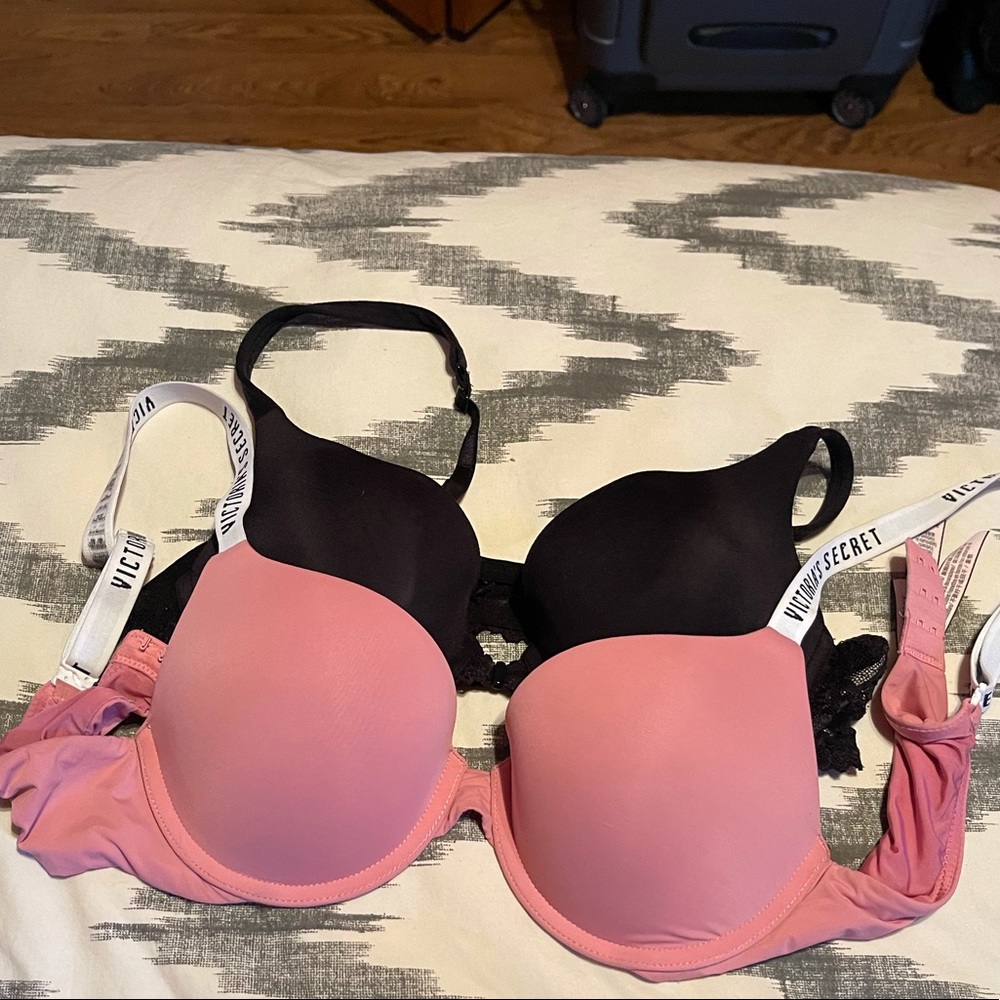 2 Victoria’s Secret pink bras